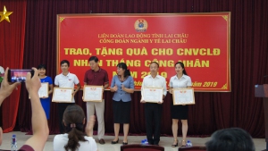 Đồng chí Nguyễn Thị Thiện - Chủ tịch LĐLĐ tỉnh Lai Châu trao bằng khen cho các cá nhân có thành tích tiêu biểu.