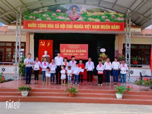 Đ/c Nguyễn Quốc Huy-Chủ tịch LĐLĐ thành phố trao quà hỗ trợ cho các em học sinh có hoàn cảnh khó khăn tại cụm Trường xã Sùng Phài, thành phố Lai Châu