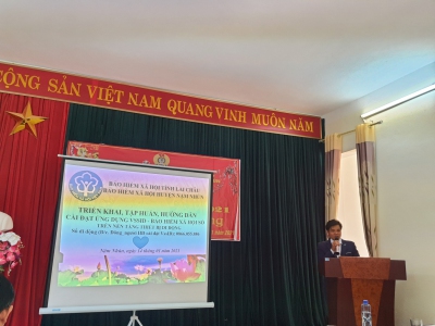 Đồng chí Tạ Hữu Đông - Cán bộ BHXH huyện Nậm Nhùn triển khai  ứng dụng VSSID-Bảo hiểm xã hội số