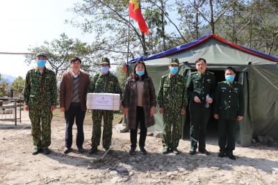 Chủ tịch Liên đoàn Lao động tỉnh thăm, tặng quà Tết cán bộ, chiến sỹ tại huyện Phong Thổ