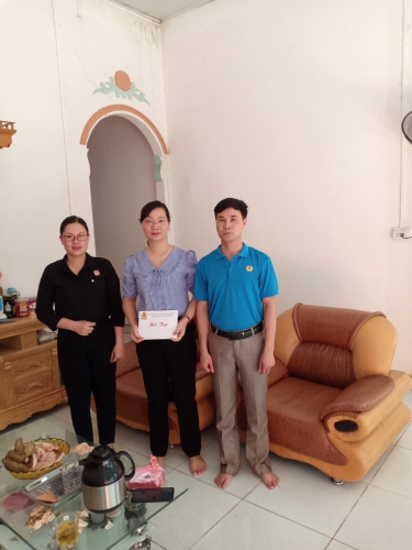 Liên đoàn Lao động huyện Tân Uyên: Thăm, tặng quà  đoàn viên mắc bệnh hiểm nghèo