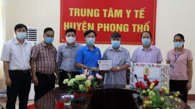 Liên đoàn Lao động tỉnh thăm, tặng quà các đơn vị thực hiện công tác phòng, chống dịch Covid – 19 tại huyện Phong Thổ