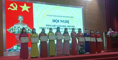 Liên đoàn Lao động huyện Phong Thổ trao khen thưởng tại Hội nghị tổng kết năm học 2020-2021  Ngành giáo dục huyện Phong Thổ