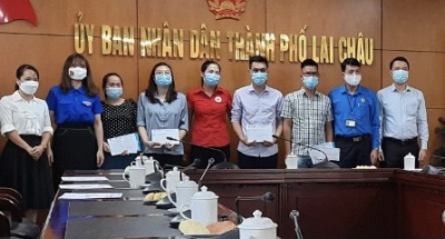 Liên đoàn Lao động thành phố Lai Châu tặng quà các y, bác sĩ tham gia công tác chống dịch Covid-19 tại các tỉnh phía Nam