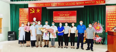 Liên đoàn Lao động huyện Than Uyên động viên, tặng quà bác sỹ tình nguyện hỗ trợ chống dịch Covid-19 tại Thành phố Hồ Chí Minh đợt 2 năm 2021