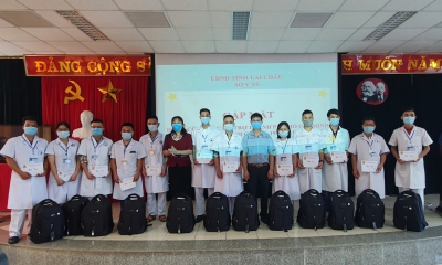 Liên đoàn Lao động tỉnh tặng quà cán bộ y tế tham gia hỗ trợ Thành phố Hồ Chí Minh chống dịch Covid-19 đợt 2 năm 2021