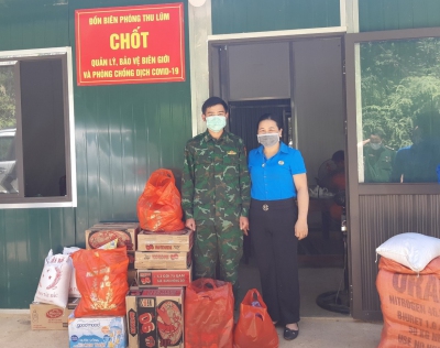 Liên đoàn Lao động huyện Mường Tè phối hợp thăm, tặng quà Chốt quản lý, bảo vệ biên giới và phòng, chống dịch Covid-19