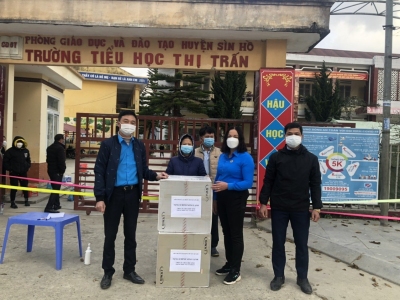 Liên đoàn Lao động huyện Sìn Hồ thăm, tặng quà giáo viên, học sinh  Trường Tiểu học thị trấn bị cách ly do dịch Covid - 19
