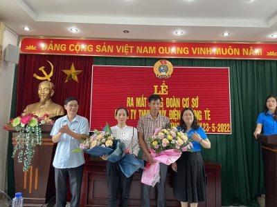 3  Đc Trịnh Tuấn Anh   Uỷ viên BTV Huyện ủy  và  ĐC Vàng Thị Thu   Chủ tịch LĐLĐ huyện tặng hoa chúc mừng CĐCS (1)