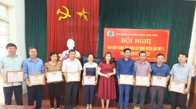 Đồng chí Hoàng Thị Luyến – Chủ tịch Liên đoàn Lao động huyện trao giấy khen cho các cá nhân tiêu biểu