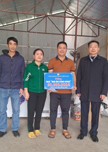 Công đoàn Công ty cổ phần Cao su Lai Châu trao tặng nhà “Mái ấm công đoàn” cho Đoàn viên lao động