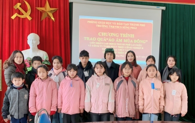 Công đoàn cơ sở công ty TNHH Phát triển công nghiệp & thương mại Thủy Nam trao tặng áo ấm, học bổng cho học sinh tại trường Tiểu học & trung học cơ sở Sùng Phài.