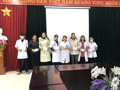 Công đoàn cơ sở Trung tâm Y tế huyện Mường Tè trao quà cho đoàn viên, người lao động công đoàn có hoàn cảnh khó khăn nhân dịp Tết Nguyên đán Giáp Thìn năm 2024