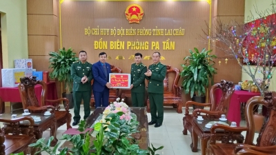 Chủ tịch Liên đoàn Lao động tỉnh Lai Châu thăm, tặng quà Tết các đơn vị, doanh nghiệp và cán bộ, chiến sỹ
