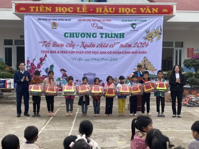 Lãnh đạo Liên đoàn Lao động tỉnh Lai Châu tặng quà cho đoàn viên và các cháu học sinh huyện Sìn Hồ