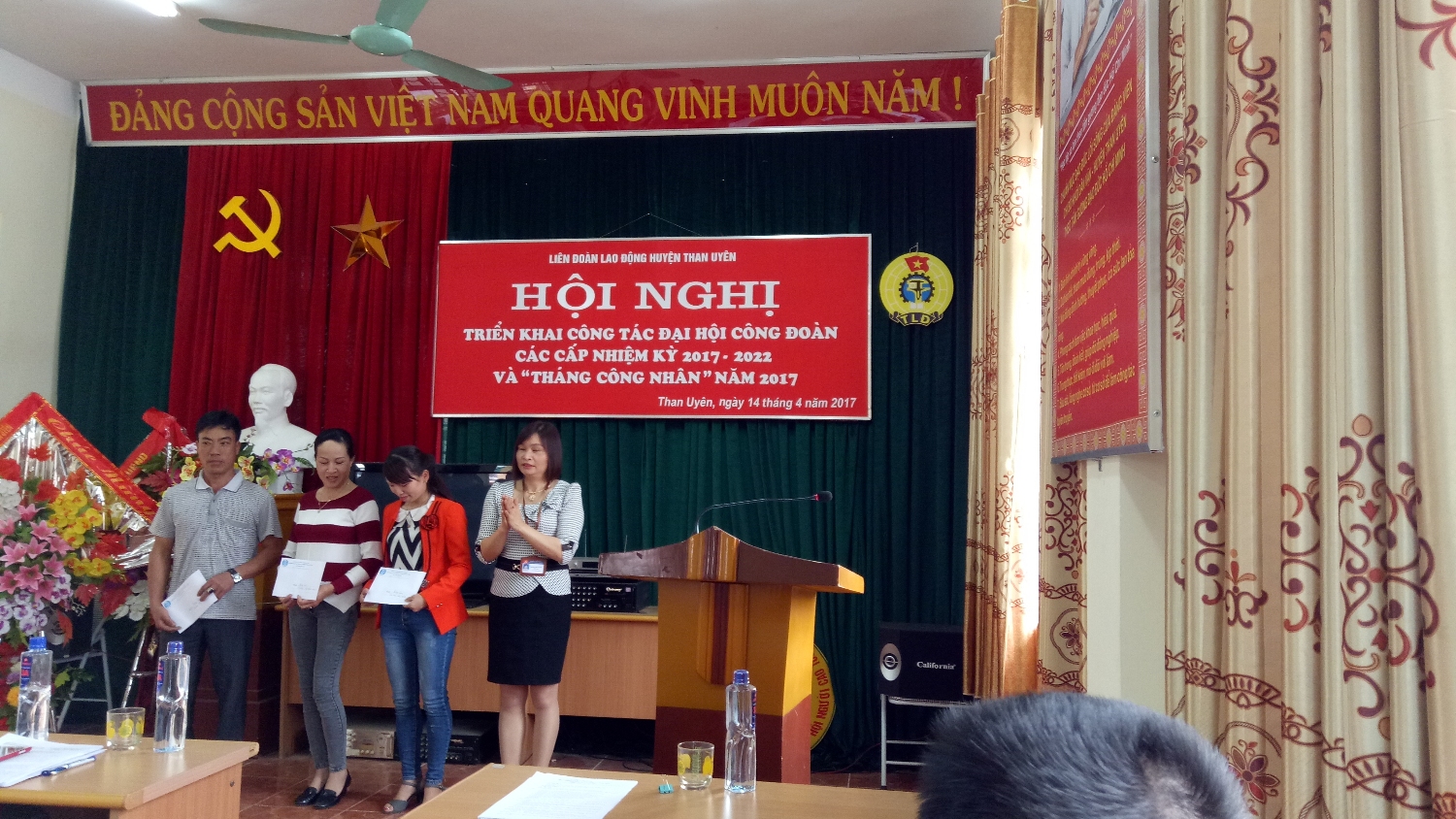 Đồng chí Hoàng Thị Luyến  -  Chủ tịch Liên đoàn Lao động huyện trao quà của LĐLĐ huyện nhân dịp “Tháng Công nhân” cho các cá nhân.