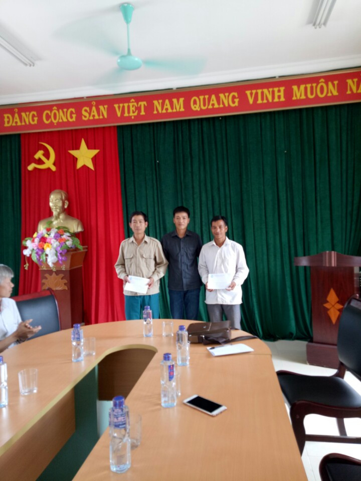 Đ/c: Nguyễn Hồng Thanh – Chủ tịch LĐLĐ huyện Nậm Nhùn trao quà cho CNVCLĐ có hoàn cảnh khó khăn nhân tháng công nhân năm 2017