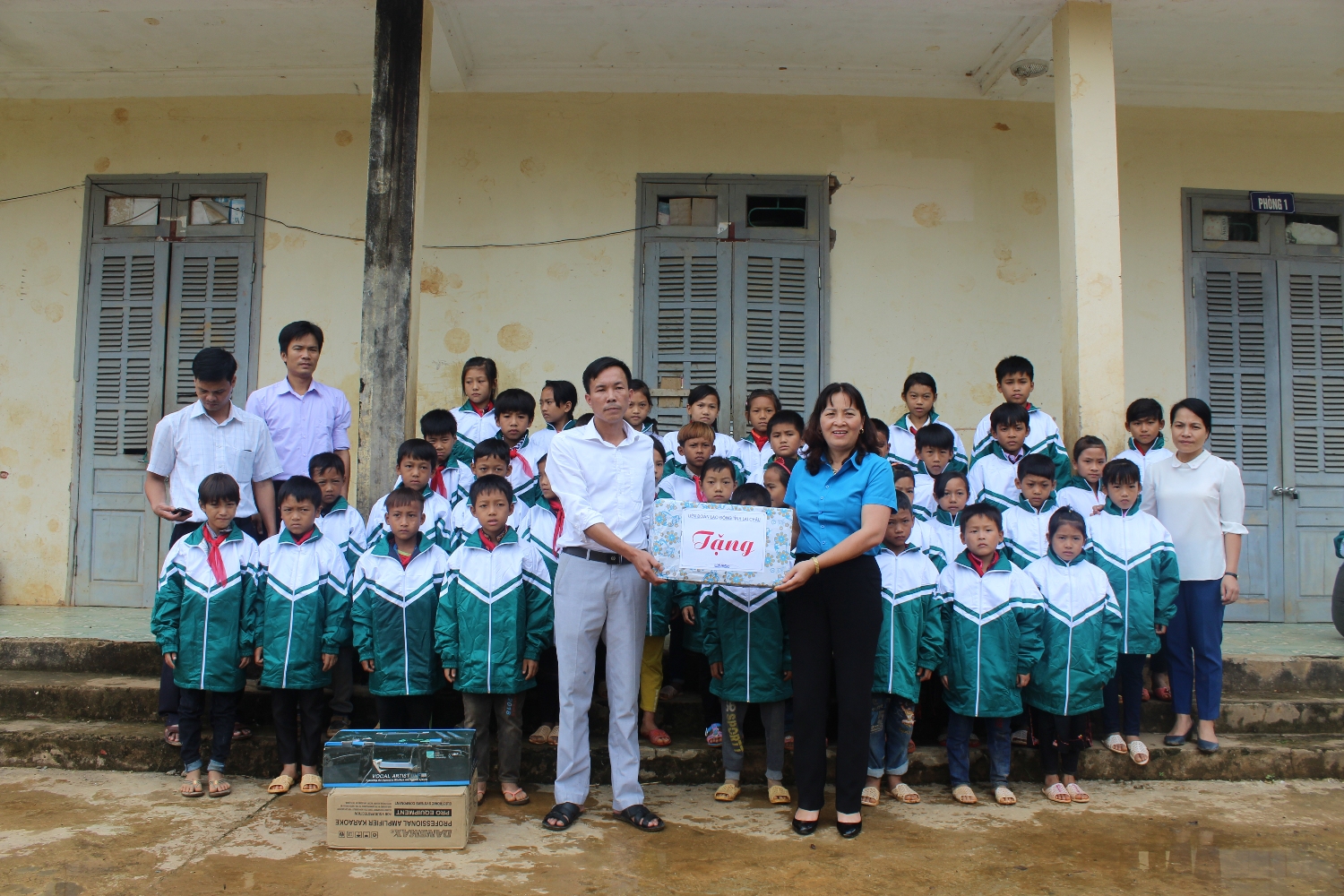 Đ/c Nguyễn Thị Thiện, Chủ tịch LĐLĐ tỉnh tặng quà cho trường tiểu học xã Mù Cả huyện Mường Tè