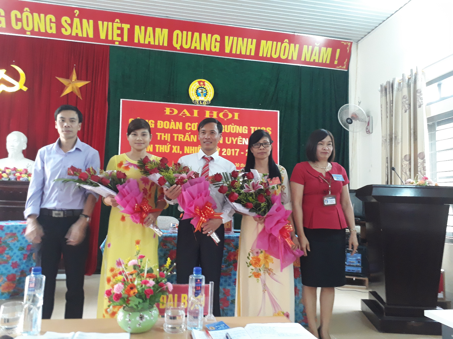Lãnh đạo Liên đoàn Lao động huyện và Chi bộ nhà trường tặng hoa chúc mừng BCHCĐ khóa mới 