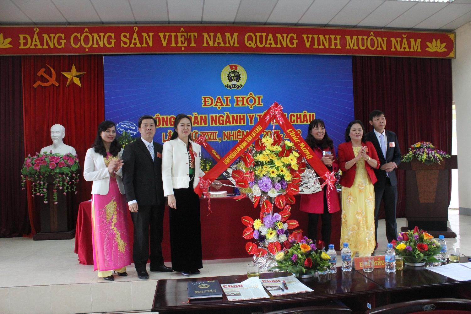 Đồng chí Nguyễn Thị Thiện - Chủ tịch LĐLĐ tỉnh tặng Lãng hoa chúc mừng Đại hội