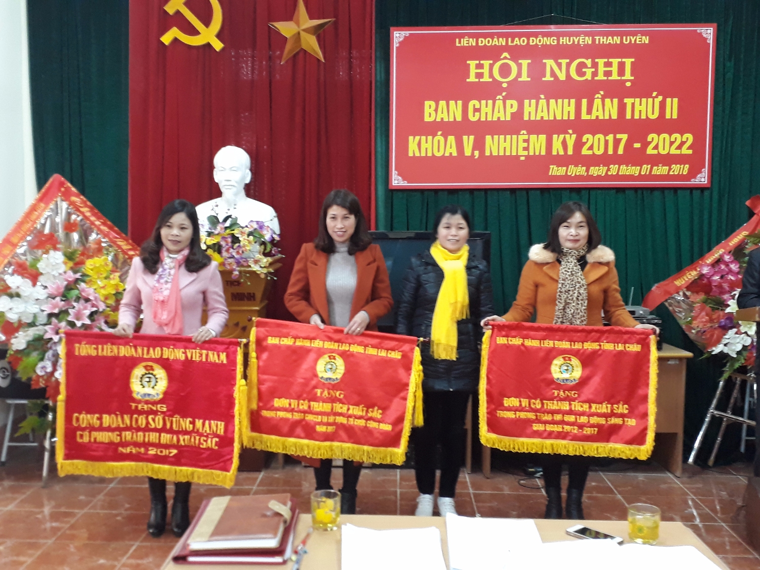 Đồng chí Trần Thị Sâm - Ủy viên Ban Thường vụ Huyện ủy, Trưởng Ban Tuyên giáo trao cờ thi đua cho các đơn vị