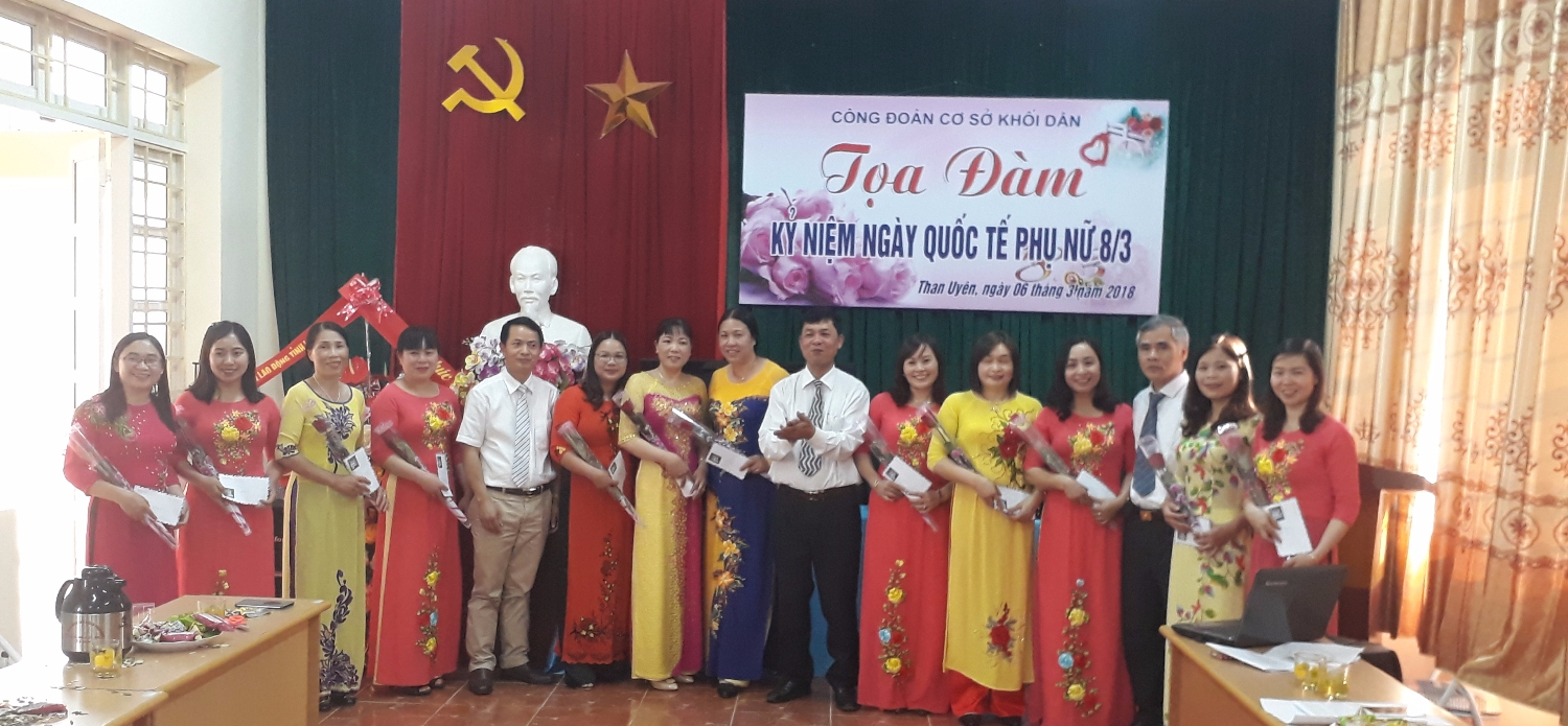 Các đồng chí Lãnh đạo của Khối Dân tặng hoa chúc mừng chị em nữ công Công đoàn cơ sở Khối Dân