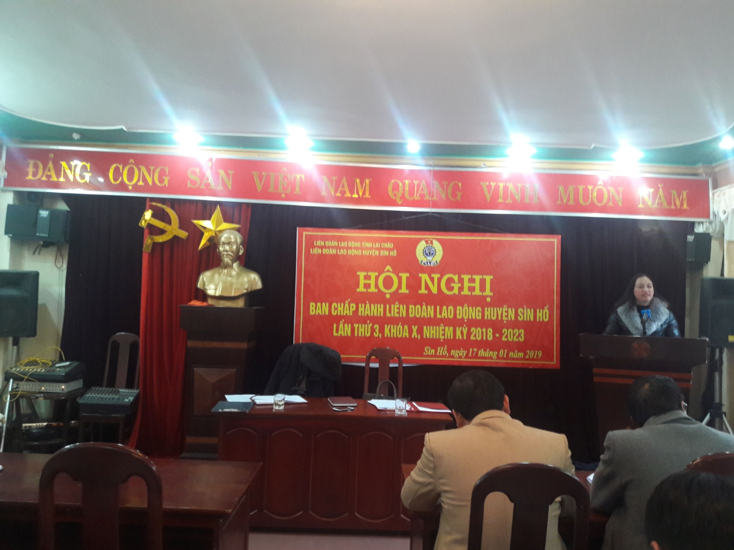 Đ/c Nguyễn Thị Thu – Huyện ủy viên, Chủ tịch Liên đoàn Lao động huyện Sìn hồ  Phát biểu tại Hội nghị
