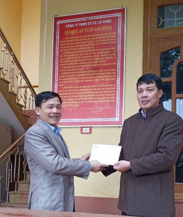 Đ/c Phạm Văn Quyết - Phó Giám đốc công ty TNHH số 10 Lai Châu đại diện cho người lao độngnhận quà Tết từ lãnh đạo LĐLĐ thành phố