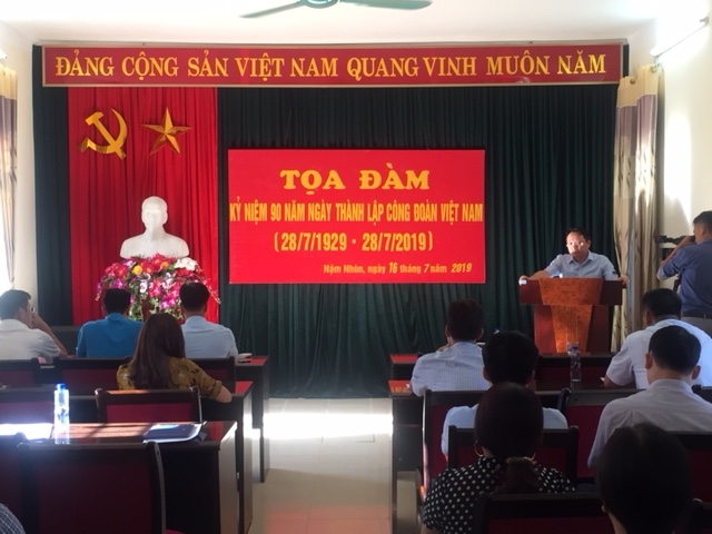 Đ/c Trần Quốc Khanh - Phó Bí thư Huyện ủy phát biểu tại buổi tọa đàm