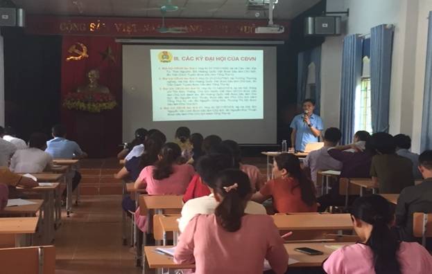Đ/c Nguyễn Hồng Thanh - nChủ tịch LĐLĐ Huyện giảng dạy tại lớp tập huấn
