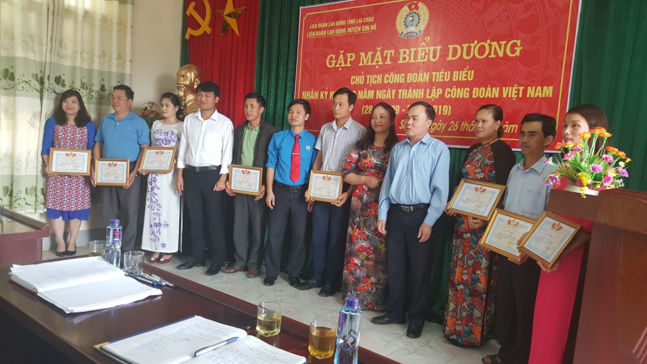 đạo Huyện ủy, LĐLĐ tỉnh và LĐLĐ huyện trao giấy khen cho các Chủ tịch CĐCS tiêu biểu