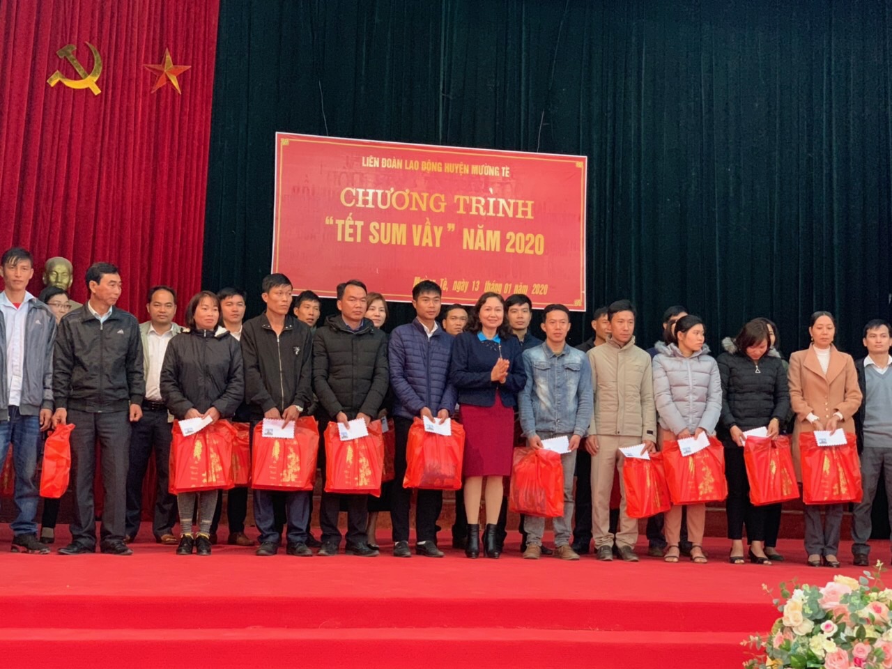 Đồng chí Nguyễn Thị Thúy - Chủ tịch LĐLĐ huyện tặng quà cho các đồng chí đoàn viên, CNVCLĐ có hoàn cảnh khó khăn