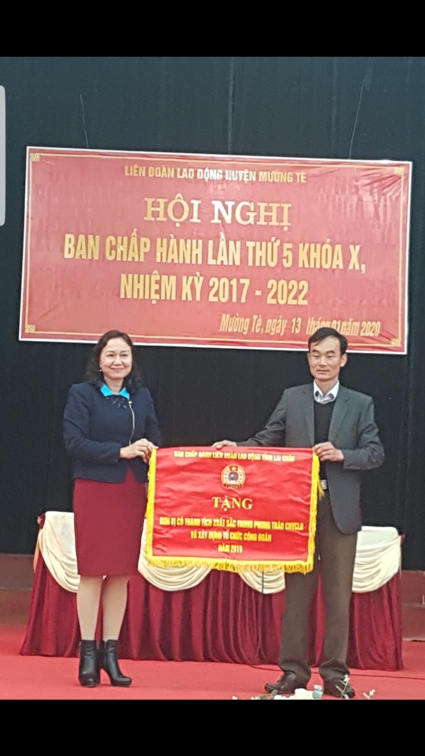 Đồng chí Nguyễn Thị Thúy trao Cờ thi đua xuất sắc cho CĐCS Tuyên giáo - Dân vận huyện ủy