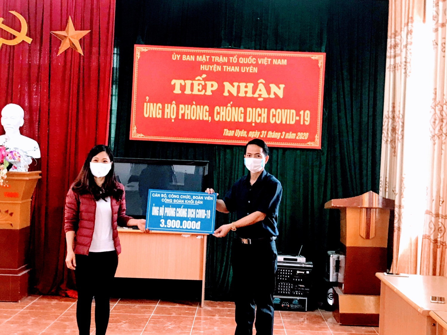 Chủ tịch Công đoàn Khối Dân, Khối Đảng huyện Than Uyên trao số tiền quyên góp, ủng hộ phòng chống dịch Covitd - 19