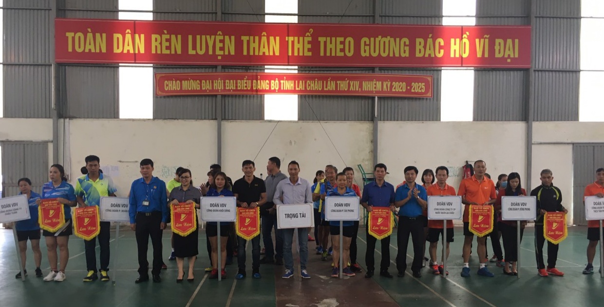 Đồng chí Hoàng Văn Trinh - Phó Chủ tịch LĐLĐ tỉnh và đồng chí Nguyễn Quốc Huy - Chủ tịch LĐLĐ Thành phố trao cờ lưu niệm cho các Đoàn VĐV  tham dự giải.