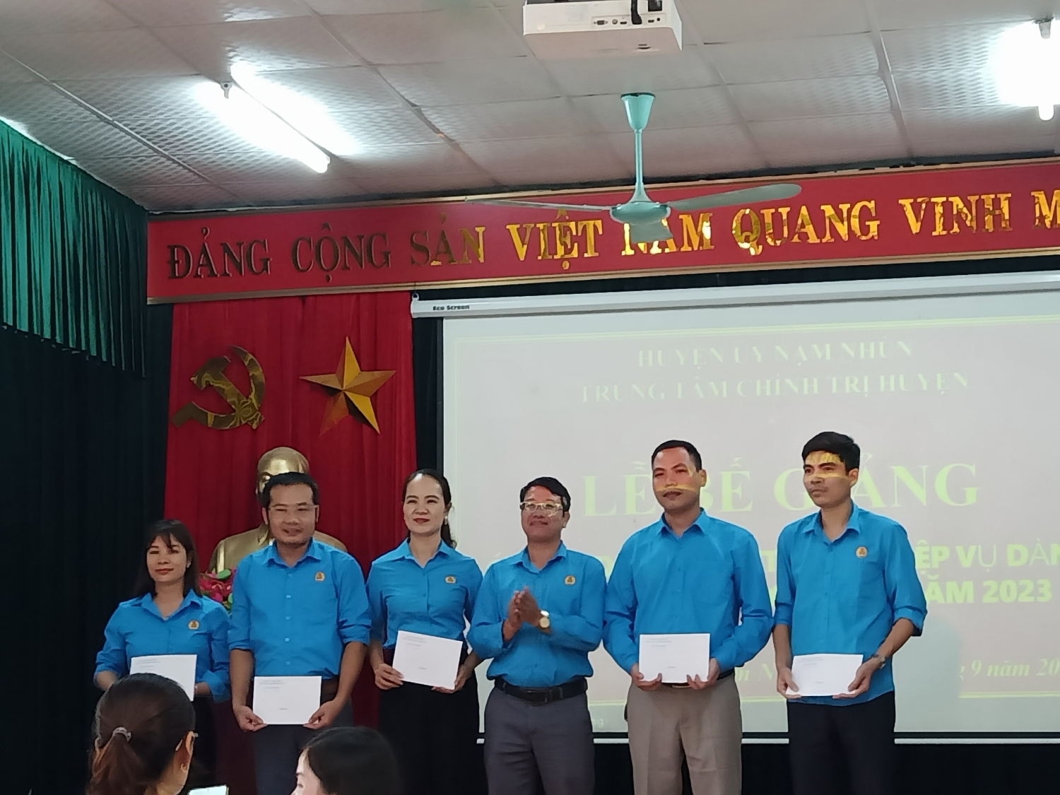 Đc Đặng Văn Phú Chủ tịch Liên đoàn Lao động huyện trao thưởng cho các đc học viên xuất sắc, tiêu biểu