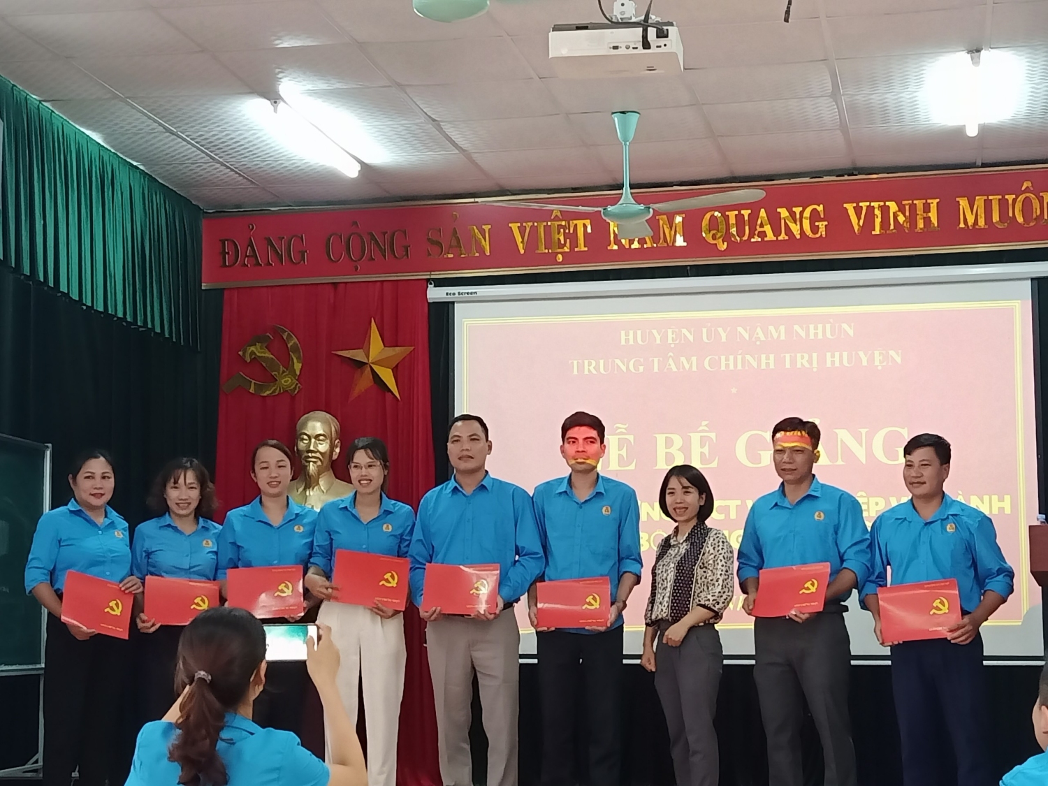 Đc Lê Kim Chung Phó Giám đốc Trung tâm trao Giấy chứng nhận cho các đồng chí học viên