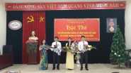 Đ/c Nguyễn Thị Minh Huệ - Bí thư chi bộ, Giám đốc ngân hàng nhà nước Chi nhánh tỉnh Lai Châu tặng giải nhất, nhì, ba cho các đội thi