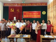 Đ/c Nguyễn Thị Thiện - Chủ tịch LĐLĐ tỉnh và lãnh đạo huyện Than Uyên tặng hoa chúc mừng đoàn viên và CĐCS HTX Phương Nhung trong ngày ra mắt