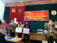 Đồng chí Nguyễn ngọc Dũng – Tỉnh ủy viên, Bí thư Huyện ủy trao Bằng khen của LĐLĐ tỉnh cho các tập thể