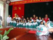Đ/c: Đặng Văn Phú – Phó Chủ tịch LĐLĐ Huyện cùng đoàn công tác của Hội Chữ thập đỏ Tỉnh  và lãnh đạo xã Nậm Hàng trao quà cho các cháu