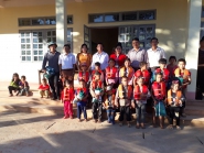 Lãnh đạo Liên đoàn Lao động huyện Than Uyên và Lãnh đạo xã Mường Mít trao cặp phao và áo thu đông cho các em học sinh Bản Hát Nam