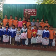 Trường tiểu học số 2 thị trấn trao quà cho học sinh nghèo nhân dịp tết nguyên đán Đinh Dậu