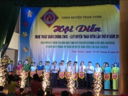 * Các đồng chí Lãnh đạo Huyện trao cờ lưu niệm các Đoàn tham dự Hội diễn