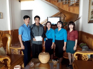 Lãnh đạo Công đoàn Viên chức tỉnh trao hỗ trợ thăm hỏi cho đoàn viên Ngô Quốc Trịnh – CĐCS Sở Nông nghiệp và Phát triển Nông thôn Lai Châu.