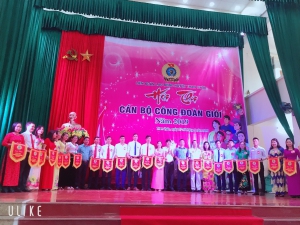 Các đồng chí Lãnh đạo Huyện và Liên đoàn Lao động tỉnh trao cờ lưu niệm cho các Đội tham dự Hội thi