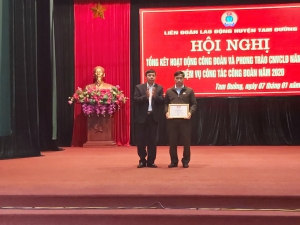 Đồng chí Hoàng Thọ Trung - Tỉnh ủy viên, Bí thư huyện ủy trao kỷ niệm chương vì sự nghiệp xây dựng tổ chức Công đoàn
