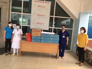 Đồng chí Đỗ Thị Thoa - Phó Chủ tịch Công đoàn Ngành Y tế thăm và tặng quà tại Bệnh viện đa khoa tỉnh