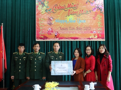 Lãnh đạo Liên đoàn Lao động tỉnh thăm, chúc tết cán bộ chiến sỹ đồn  Biên phòng Thu Lũm, Huyện Mường Tè