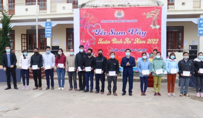 Liên đoàn Lao động tỉnh Lai Châu tổ chức Chương trình “Tết Sum vầy - Xuân Bình an” năm 2022 tại huyện Mường Tè
